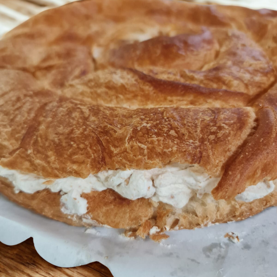 ensaimada nata y almendras